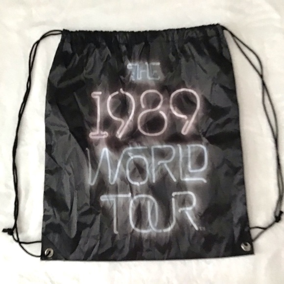 Taylor Swift 1989 Drawstring Backpack and Keychain NEW - Picture 2 of 9